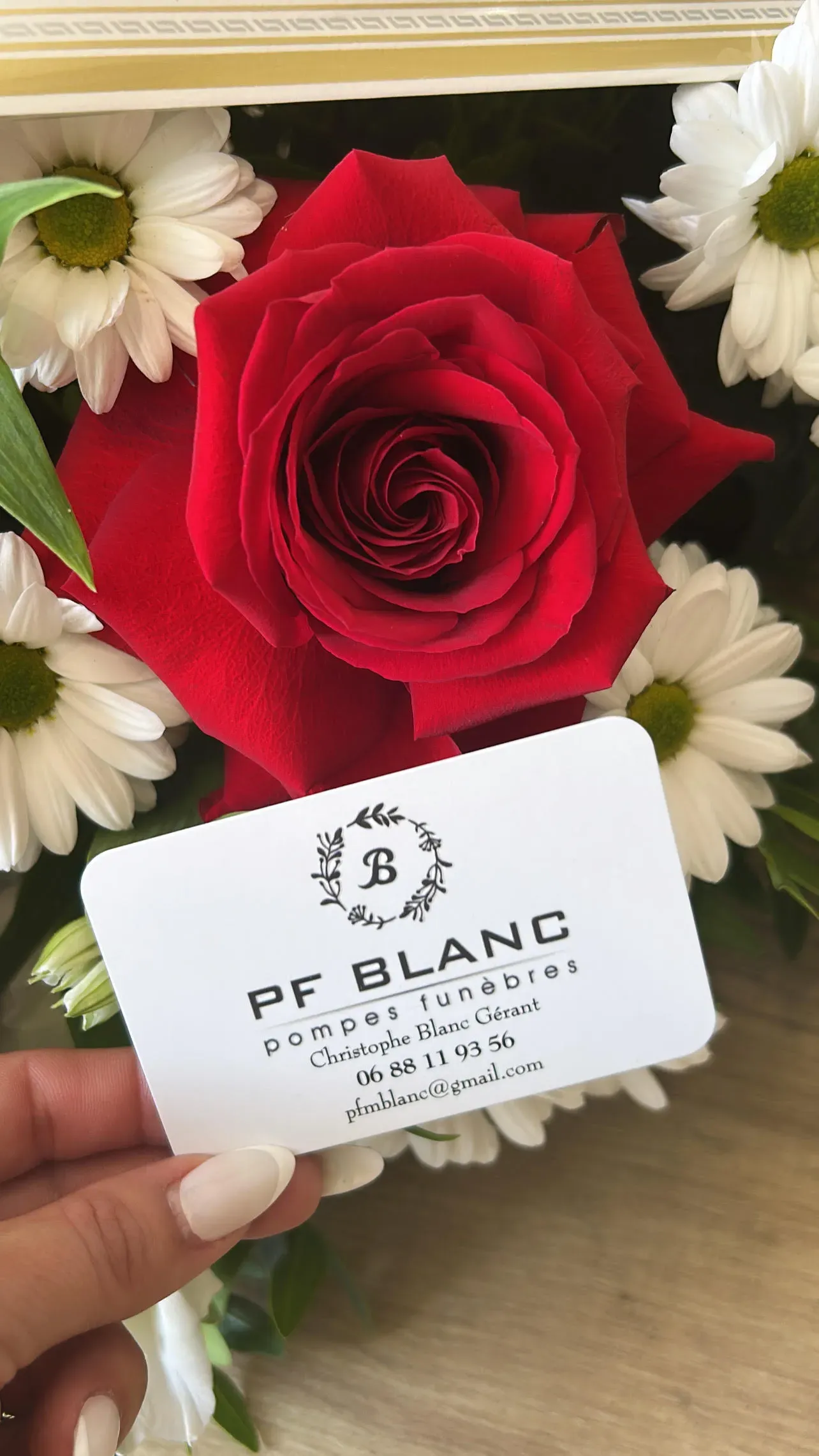 Carte de visite PF Blanc avec fleurs de deuil, roses rouges et blanches.