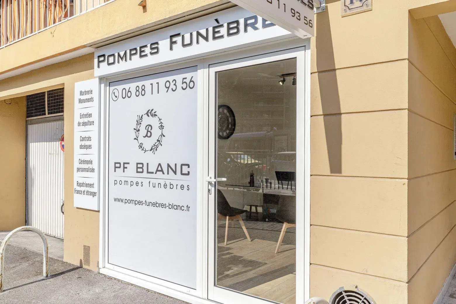 Devanture de l'agence de pompes funèbres PF Blanc avec vitrine.