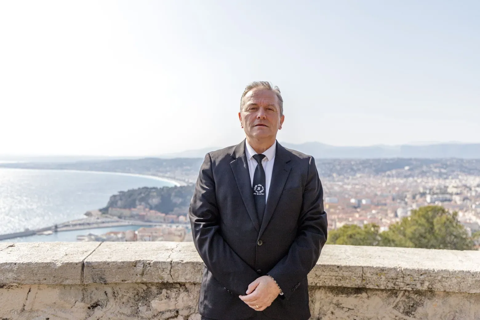 Portrait d'un conseiller funéraire PF Blanc avec vue sur la Baie des Anges à Nice.