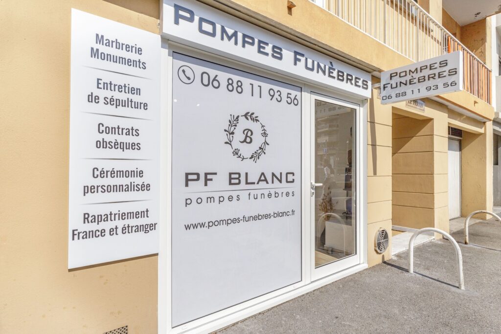 devanture du pompes funebres blanc